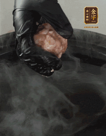 獅子頭摔打至圓潤牢固，等水煮開后，放獅子頭