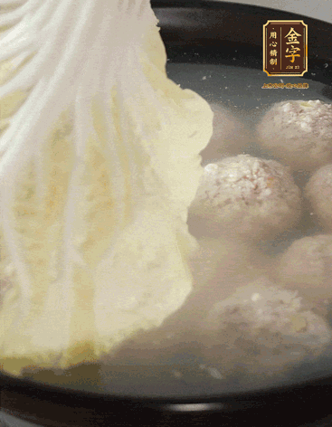 等獅子頭浮起來時(shí)再加白菜蓋。小火慢燉2小時(shí)