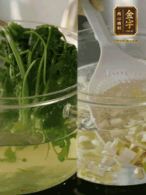 春筍切丁焯水；薺菜加鹽焯水，過涼水后切成細(xì)末