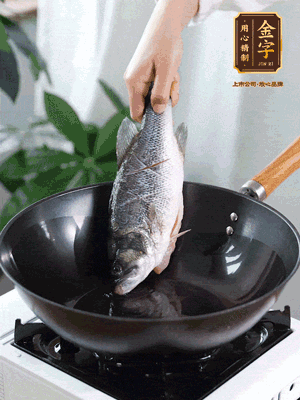 熱油，加1大勺豬油、姜片，再下鱸魚，煎至定型后翻面。（加點豬油，燉出的魚湯更容易變?yōu)榍逅哪贪咨＃?>
					</div>
					<span>步驟 3/6</span>
					<p>熱油，加1大勺豬油、姜片，再下鱸魚，煎至定型后翻面。（加點豬油，燉出的魚湯更容易變?yōu)榍逅哪贪咨＃?/p>
				</li><li>
					<div   id=