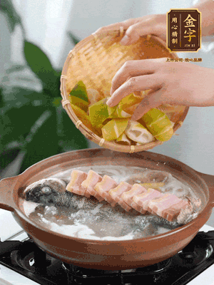 倒開水燉煮后轉(zhuǎn)移入砂鍋，淋料酒去腥、加少許鹽調(diào)味，再依次加咸肉、春筍燉煮15分鐘。