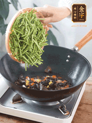 熱油煸香蒜末、姜粒、小米辣，再下臘肉煸炒出香味