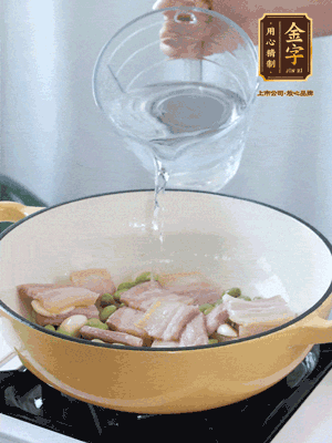 倒入熱水，加絲瓜、腐竹