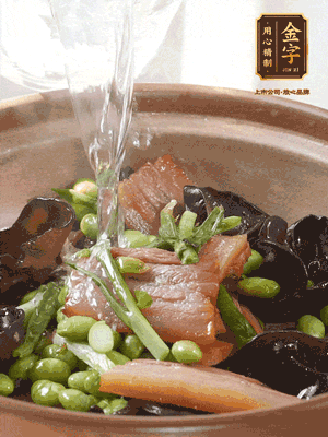 轉(zhuǎn)入砂鍋，加入開水、百葉結(jié)燉煮10分鐘