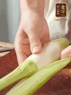 茭白去皮切絲，下鍋稍稍汆燙一下瀝干。