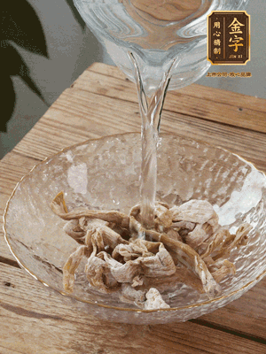 筍干提前泡發(fā)1晚切段，冬瓜去皮切塊。