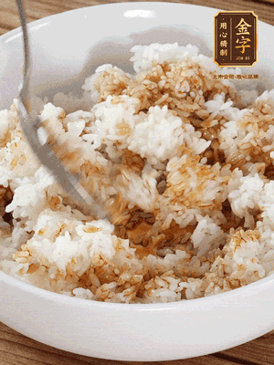隔夜米飯加入生抽、芝麻油攪拌均勻