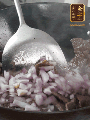 橄欖油熱鍋，牛肉丁炒至焦香狀態(tài)，下洋蔥丁翻炒出香味