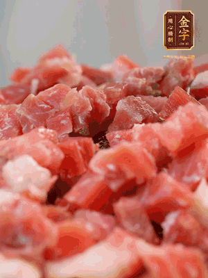 做月餅餡 火腿切成小丁，溫水浸泡5分鐘，上鍋蒸熟15-20分鐘，再將火腿丁、白砂糖、蜂蜜攪拌腌漬2小時(shí)
