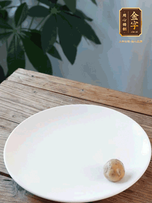 做水油皮、油酥 將油皮材料放入料盆中，加100ml水?dāng)嚢璩裳┗ㄆ瑺?。在案板上反?fù)揉搓成有一定筋度的光潔面團(tuán)，搓成14個(gè)團(tuán)子。
