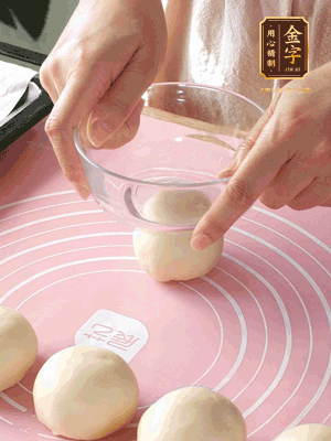 按扁后搟成圓形面皮。餡料放在面皮中心，把餡料包緊，捏緊收口