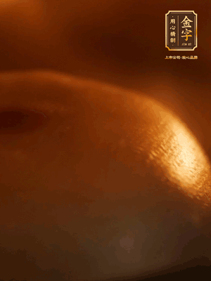 烤箱預(yù)熱至170℃，月餅放在中下層，烤18分鐘左右