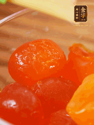 咸蛋黃噴白酒，170℃烤10分鐘。打碎過篩