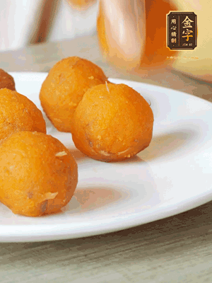 融化的黃油、芝士粉攪勻，加糖粉、蛋液、淡奶油、咸蛋黃攪勻，再加入玉米淀粉、奶粉拌勻，用不粘鍋炒至抱團