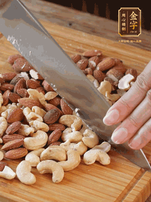 熟堅(jiān)果切成大顆粒，加入杏仁片、白芝麻、火腿絲、熟糯米粉、玫瑰花醬、花生油、水怡攪拌均勻，捏成52g一個(gè)的小球