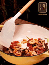 蔥白、干香菇、蝦米、香腸片略微翻炒才出香味，然后倒入料汁（生抽3勺、蠔油2勺、胡椒粉少許）、大米拌勻