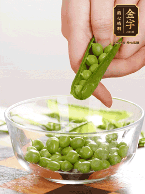 處理食材，藕切片，豌豆剝殼，菱角剝殼， 依次焯水