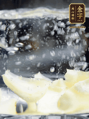 燒開一鍋水，甜豆米、百合燙10秒