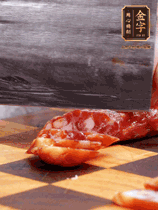 處理食材：香腸切片，土豆切塊、胡蘿卜切丁、豆角切段