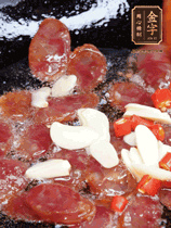 香腸煸香，加大蒜、小米辣增加香味