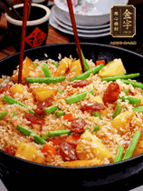 加水，沒過大部分食材。把瀝干水分的米飯均勻地鋪在上面，筷子戳幾個(gè)洞