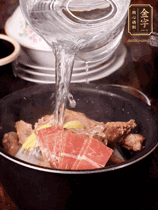 所有食材放入電飯鍋，加2勺料酒，足量的開水，按煲湯鍵煮湯