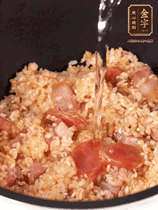 一起放入電飯鍋，加入剛好沒(méi)過(guò)食材的水。