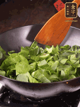 上海青切碎，用豬油炒到半熟