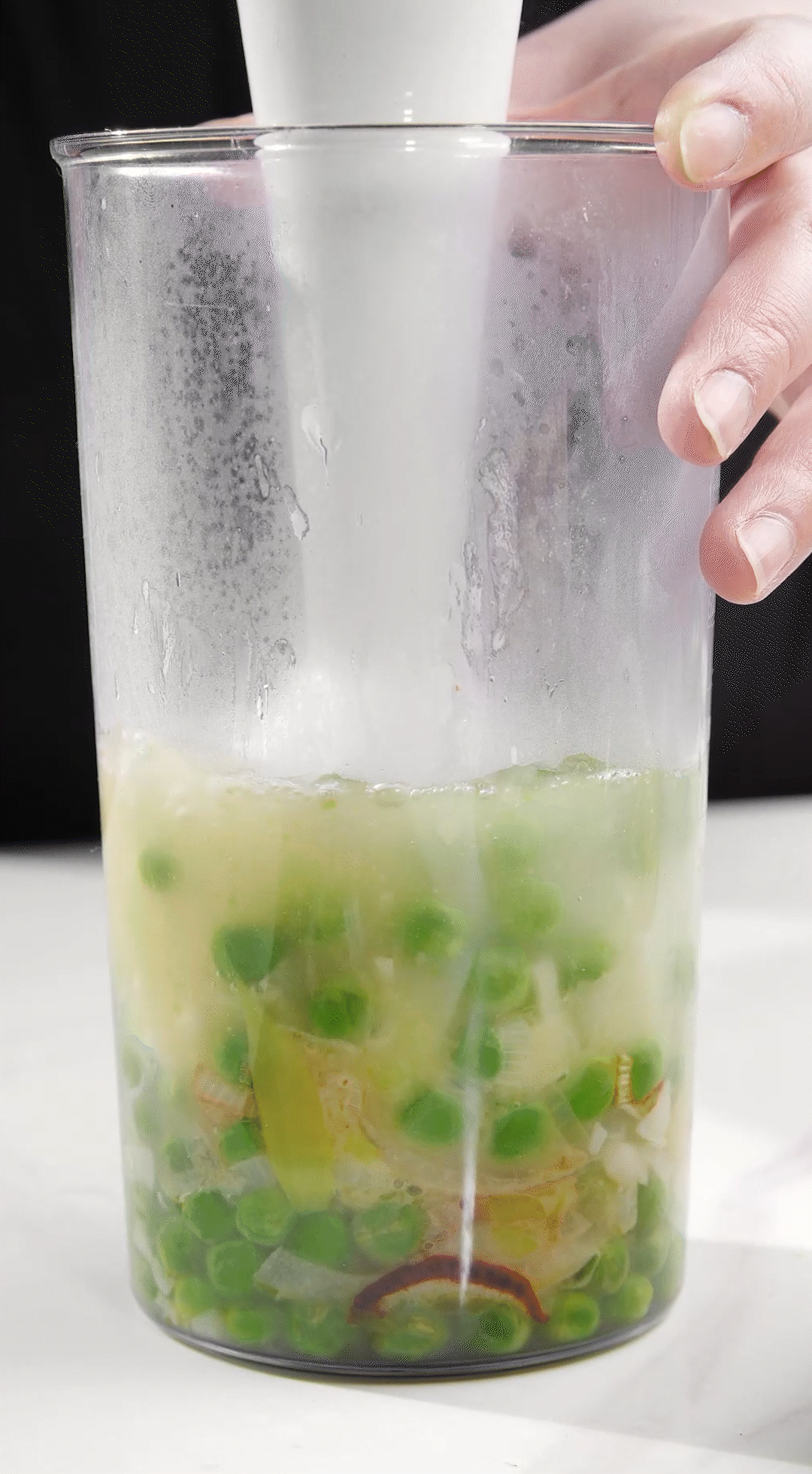 炒好的蔬菜+高湯或熱水，倒入破壁機(jī)攪打細(xì)膩絲滑即可。