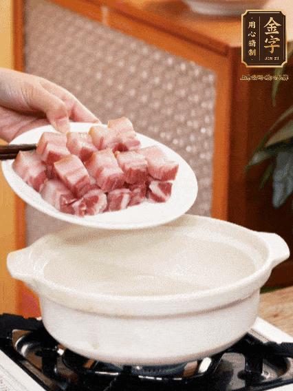 鍋內(nèi)倒油，下咸肉微微煸炒，再放排骨炒一下