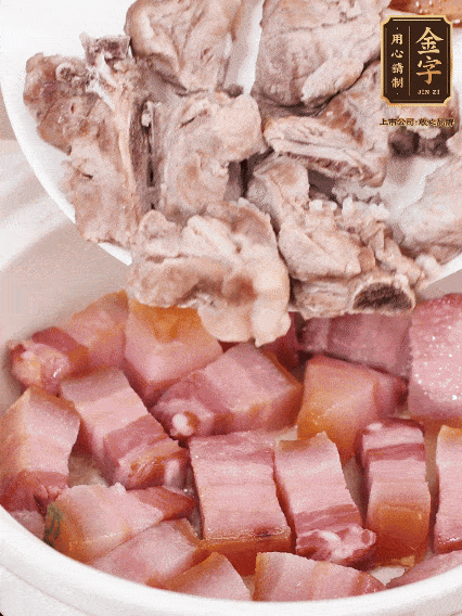 倒入開水燉煮，大火燒開后轉(zhuǎn)小火