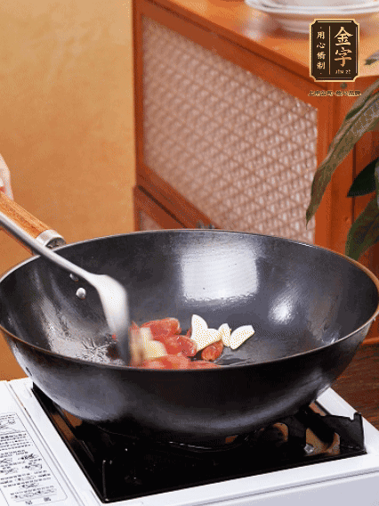 熱油，香腸微微煸出香味，加蒜片、小米辣