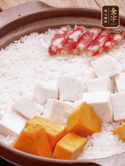 砂鍋涂油，放入泡好的大米。鋪上芋頭、南瓜，倒入開水剛好沒過，中火煮到水收干