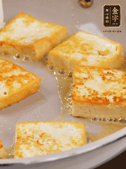 豆腐切片，兩面煎一下備用；春筍切段