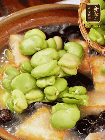 最后可以放豆瓣、木耳煮熟，依照個(gè)人口味加點(diǎn)鹽調(diào)味