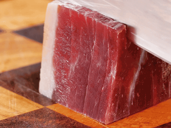 金字火腿去皮切片，溫水浸泡5分鐘