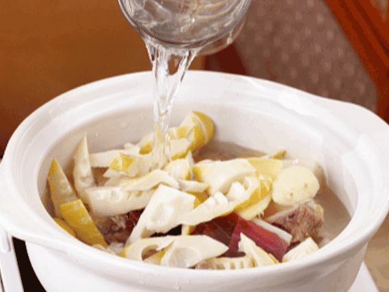 砂鍋中依次放入姜片、雞肉、春筍、火腿，加入足量的水，大火燒開后，轉(zhuǎn)小火燉40分鐘