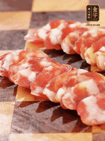 金字香腸切片，蘆筍去皮切丁