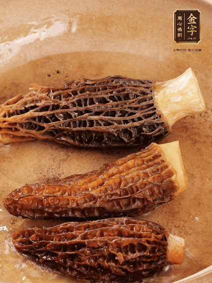 少許油，新鮮羊肚菌煎香