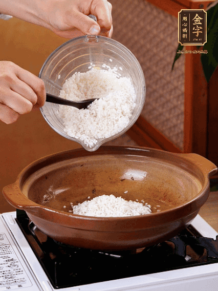 砂鍋中倒入煎羊肚菌的油，涂勻。加入提前浸泡過1小時(shí)的生米，再加入和生米齊平的水,,蓋蓋子，大火煮沸后轉(zhuǎn)小火煮至水分微干