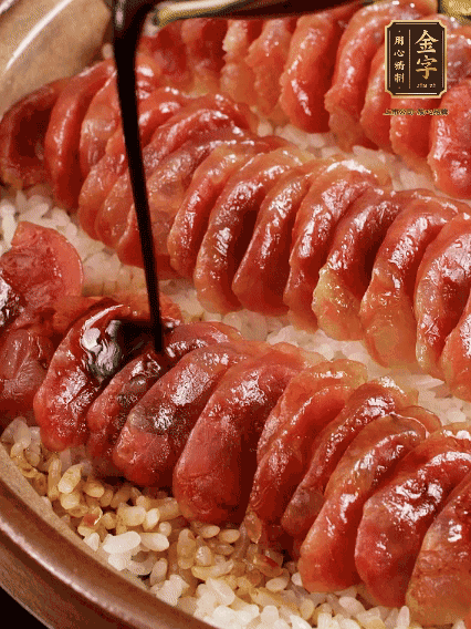 淋上醬汁攪拌均勻
調(diào)一個(gè)醬汁：生抽2匙、老抽半匙、蠔油半匙、白砂糖1/3匙、雞精1/3匙、香油5滴、水1匙