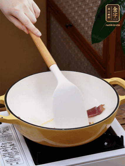 油熱，姜絲、火腿微微煸出香味