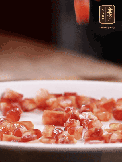 金字迷你小香腸切小段，煎出肉香