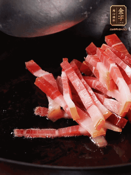 豬油潤鍋，下火腿煸香