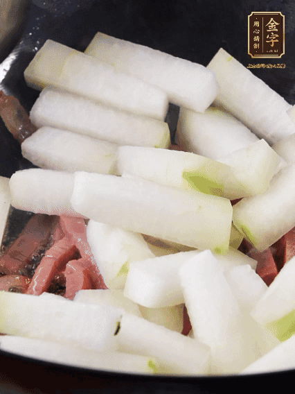 再下冬瓜微微煸炒，加一小碗水，中小火煨5分鐘