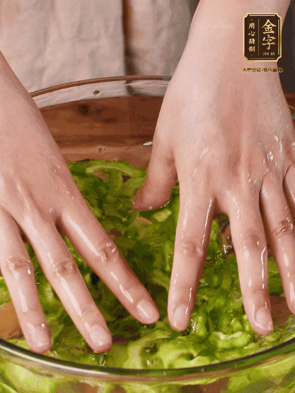 苦瓜去瓤切片，用鹽腌20分鐘，反復洗凈去苦味