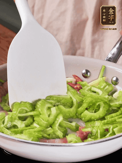 熱油，火腿、蔥姜、干辣椒煸香，再下苦瓜翻炒