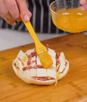 放在烤盤上，表面先刷一層玉米油，再刷一層蛋黃液。