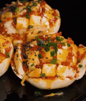 灑適量小蔥和黑芝麻，放入預熱的烤箱180度15分鐘。