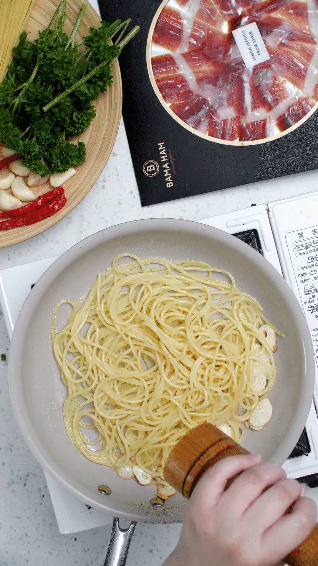 起鍋燒水，水開加入1勺橄欖油和1勺鹽，煮開后放入意面，水再次煮開后轉中小火，5號面約8-10分鐘
